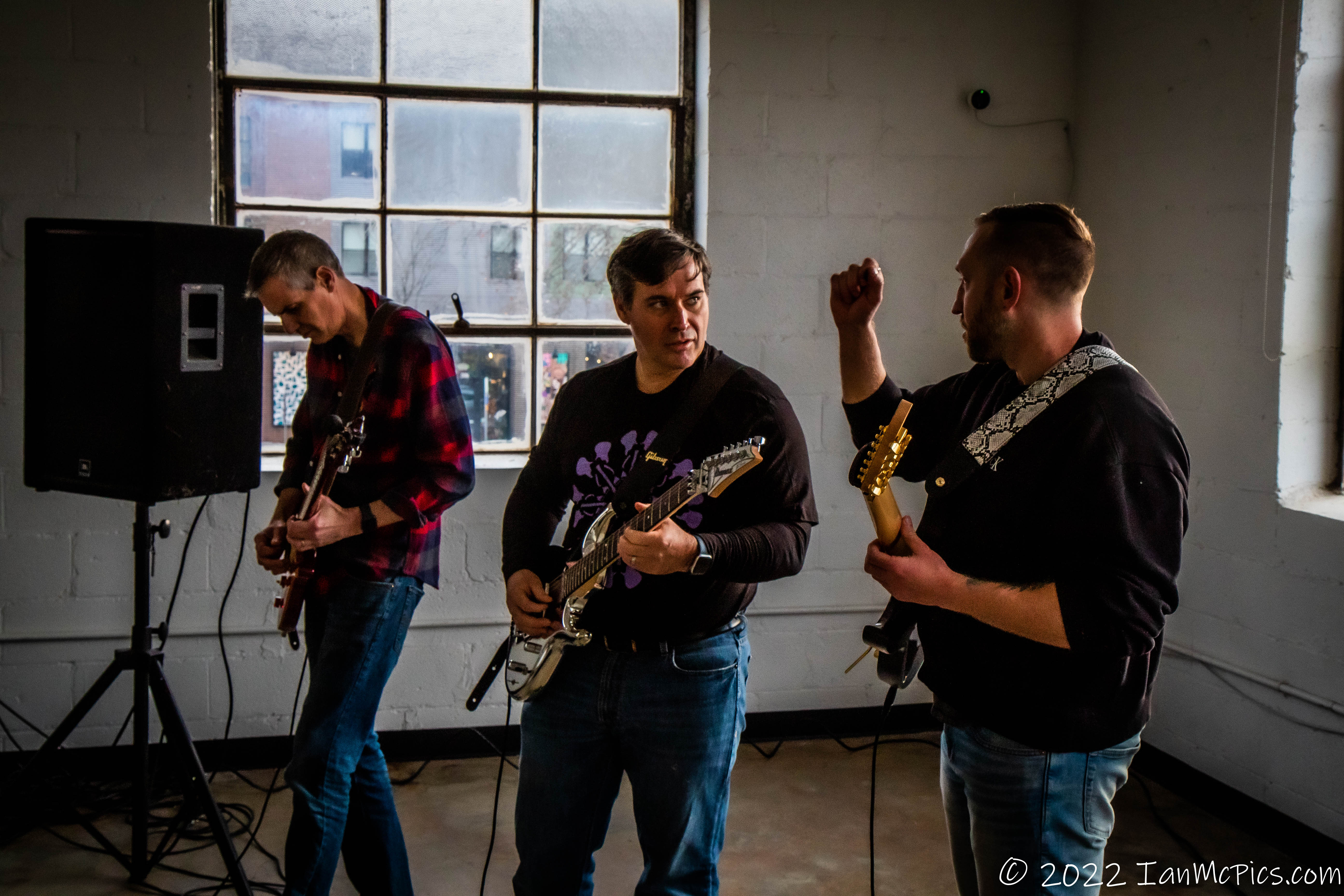Travis Osterloh performing Carol of the Bells at Osterloh Guitar Academy